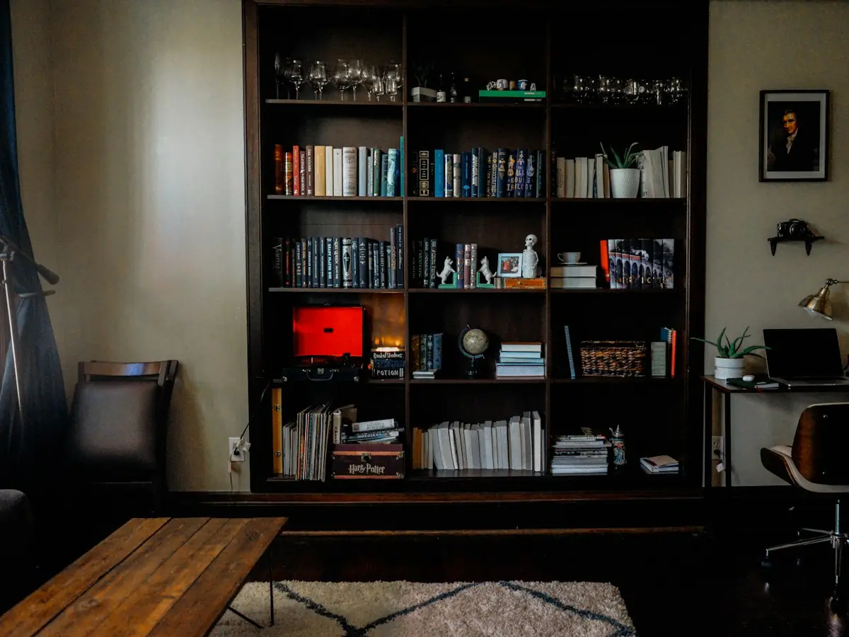 Estante com livros e códigos em sala de trabalho